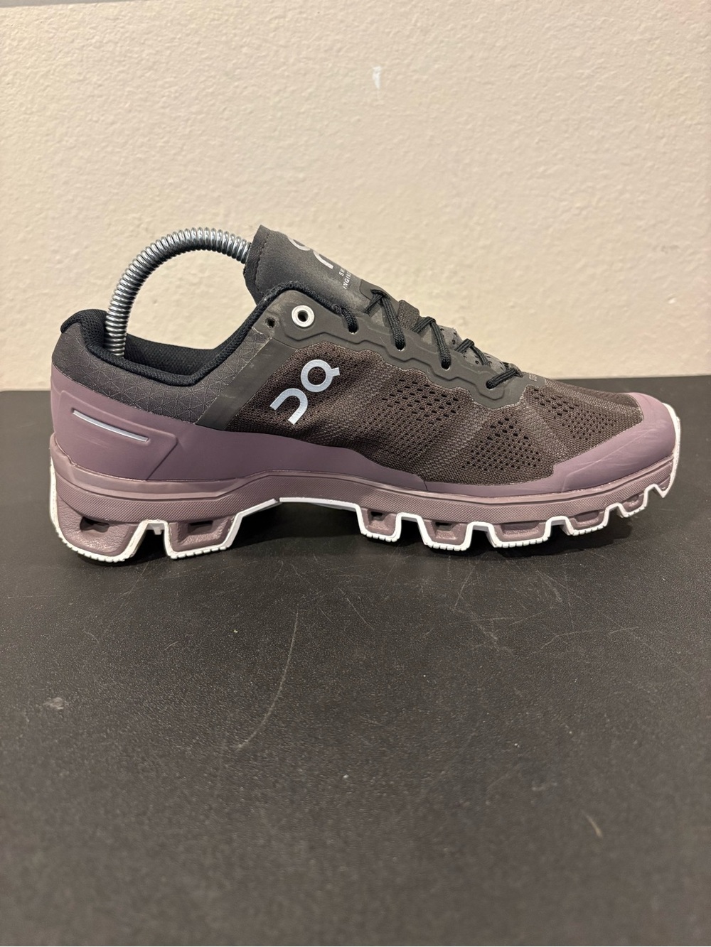 On Cloudventure Shadow/Grape Running Shoes Women Size 8.5 Fast Shipping - Picture 2 of 9